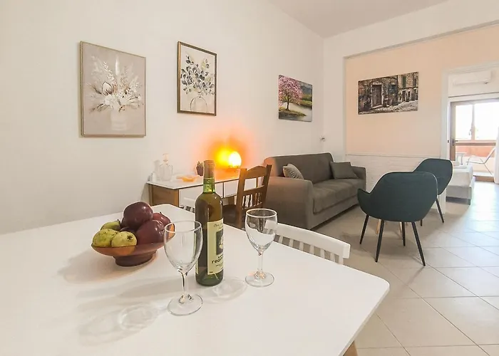 Zoe's Delta Apartment